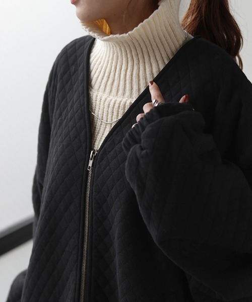 HUG.U(ハグユー)の「ドルマンの上に着られる キルティングアウター(ノーカラージャケット・レディース・ブラック/カーキ/グレー・FREE)」の14枚目の写真