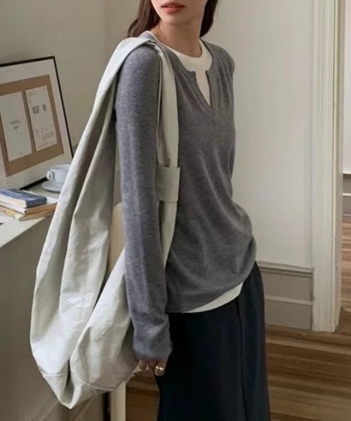 LADY LIKE(レディライク)の「レイヤード風スリットネックTトップス(Tシャツ/カットソー・レディース・ブラック/グレー・M)」の4枚目の写真