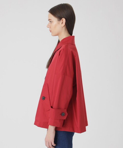 BLUE LABEL CRESTBRIDGE（ブルーレーベルクレストブリッジ）の「ストレッチツイルAラインコート（ステンカラーコート・レディース・ベージュ/レッド/ダークネイビー・38）」の18枚目の写真