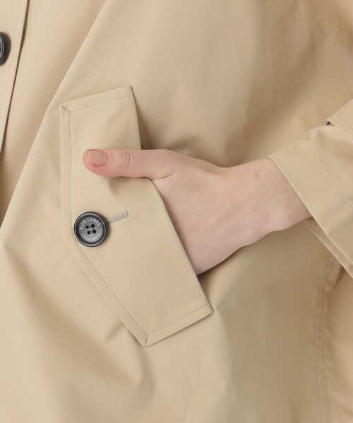 BLUE LABEL CRESTBRIDGE（ブルーレーベルクレストブリッジ）の「ストレッチツイルAラインコート（ステンカラーコート・レディース・ベージュ/レッド/ダークネイビー・38）」の5枚目の写真