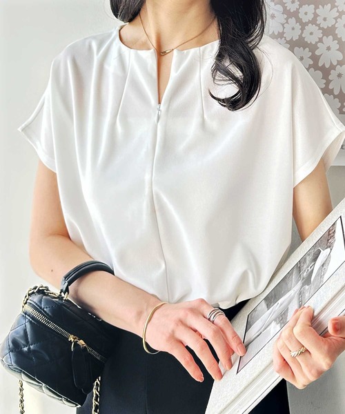 GeeRA(ジーラ)の「【夏にぴったり。】接触冷感!前後2WAYハーフジップフレンチスリーブTブラウス(シャツ/ブラウス・レディース・サンドグレー/オフホワイト/ブラック・LARGE/X-LARGE/MEDIUM)」の4枚目の写真