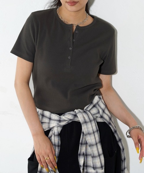 WHO'S WHO gallery(フーズフーギャラリー)の「【2サイズ 】ヘンリーネックTEE(Tシャツ/カットソー・レディース・チャコールグレー/ブラック/ホワイト/ライトグレー/グレー・FREE/MEDIUM)」の3枚目の写真