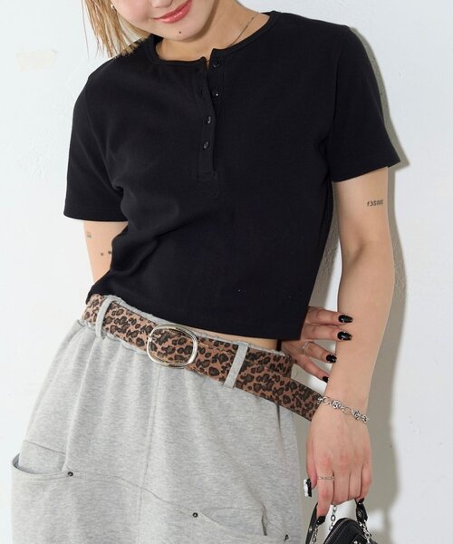 WHO'S WHO gallery(フーズフーギャラリー)の「【2サイズ 】ヘンリーネックTEE(Tシャツ/カットソー・レディース・チャコールグレー/ブラック/ホワイト/ライトグレー/グレー・FREE/MEDIUM)」の1枚目の写真