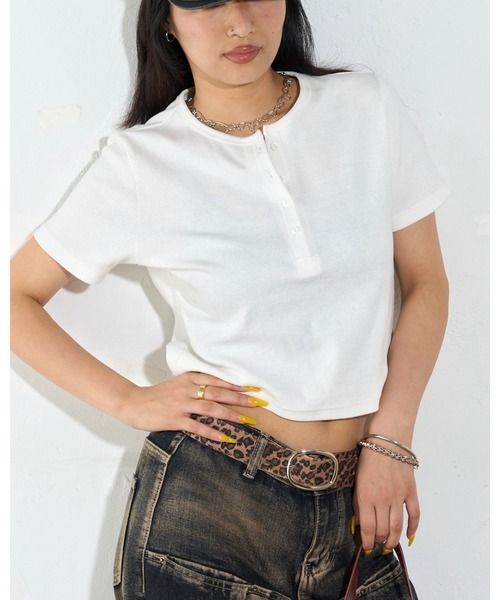 WHO'S WHO gallery(フーズフーギャラリー)の「【2サイズ 】ヘンリーネックTEE(Tシャツ/カットソー・レディース・チャコールグレー/ブラック/ホワイト/ライトグレー/グレー・FREE/MEDIUM)」の10枚目の写真