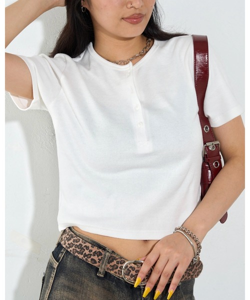 WHO'S WHO gallery(フーズフーギャラリー)の「【2サイズ 】ヘンリーネックTEE(Tシャツ/カットソー・レディース・チャコールグレー/ブラック/ホワイト/ライトグレー/グレー・FREE/MEDIUM)」の8枚目の写真