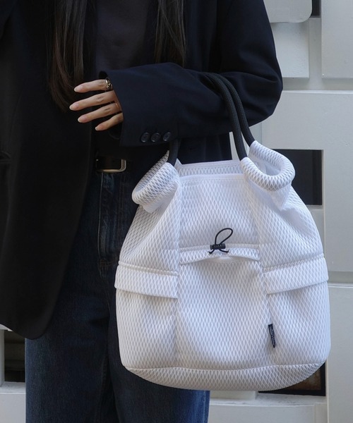 EDITA.(エディータ)の「洗濯機で洗える Washable loop handle circle bag シンプル / 通勤 / A4収納(トートバッグ・レディース・ブラック/ホワイト・FREE)」の1枚目の写真