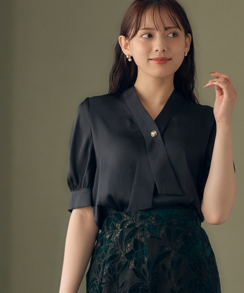 12Twelve Agenda(トゥエルブ アジェンダ)の「クロスタイ半袖ブラウス(シャツ/ブラウス・レディース・オフホワイト/ブルー/ブラック・M)」の2枚目の写真