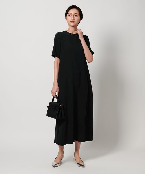 UNITED ARROWS(ユナイテッドアローズ)の「drapy ショートスリーブ ワンピース(ワンピース・レディース・ネイビー/ブラック・38/36)」の2枚目の写真