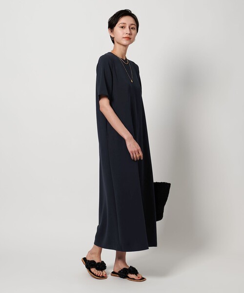 UNITED ARROWS(ユナイテッドアローズ)の「drapy ショートスリーブ ワンピース(ワンピース・レディース・ネイビー/ブラック・38/36)」の4枚目の写真