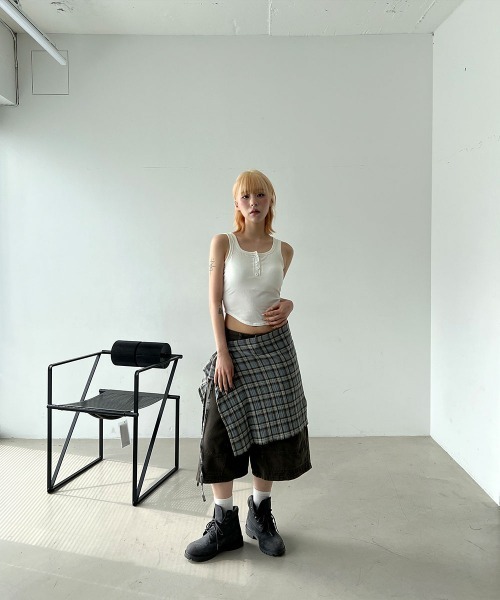 4INT.(フォイント)の「【カップ付き/スリムフィット】ヘンリーネック 無地 リブタンクトップ(タンクトップ・レディース・ホワイト/ブラック/グレー・FREE)」の7枚目の写真