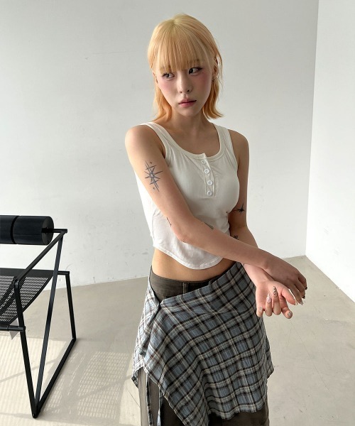 4INT.(フォイント)の「【カップ付き/スリムフィット】ヘンリーネック 無地 リブタンクトップ(タンクトップ・レディース・ホワイト/ブラック/グレー・FREE)」の8枚目の写真