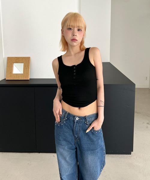 4INT.(フォイント)の「【カップ付き/スリムフィット】ヘンリーネック 無地 リブタンクトップ(タンクトップ・レディース・ホワイト/ブラック/グレー・FREE)」の14枚目の写真