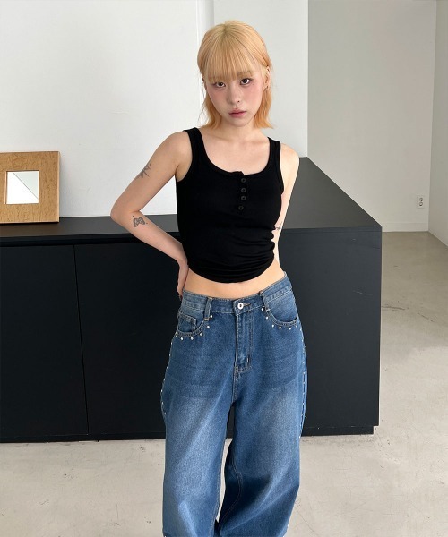 4INT.(フォイント)の「【カップ付き/スリムフィット】ヘンリーネック 無地 リブタンクトップ(タンクトップ・レディース・ホワイト/ブラック/グレー・FREE)」の16枚目の写真