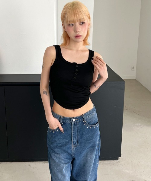 4INT.(フォイント)の「【カップ付き/スリムフィット】ヘンリーネック 無地 リブタンクトップ(タンクトップ・レディース・ホワイト/ブラック/グレー・FREE)」の19枚目の写真