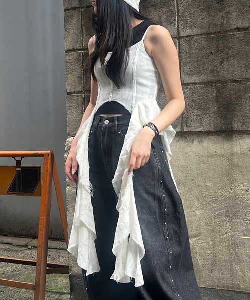 Figments（フィグメンツ）の「メタルバッジサイドフリルキャミ（キャミソール・レディース・ホワイト/ブラック・FREE）」の2枚目の写真