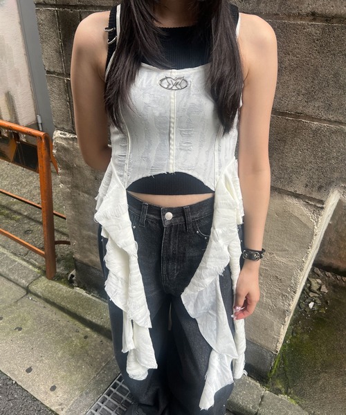 Figments（フィグメンツ）の「メタルバッジサイドフリルキャミ（キャミソール・レディース・ホワイト/ブラック・FREE）」の3枚目の写真