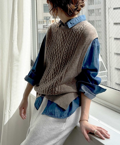 LBC(エルビーシー)の「ウール混ケーブル2WAYニットベスト(ベスト・レディース・ブラック/ベージュ/グレー/オフホワイト・M)」の1枚目の写真