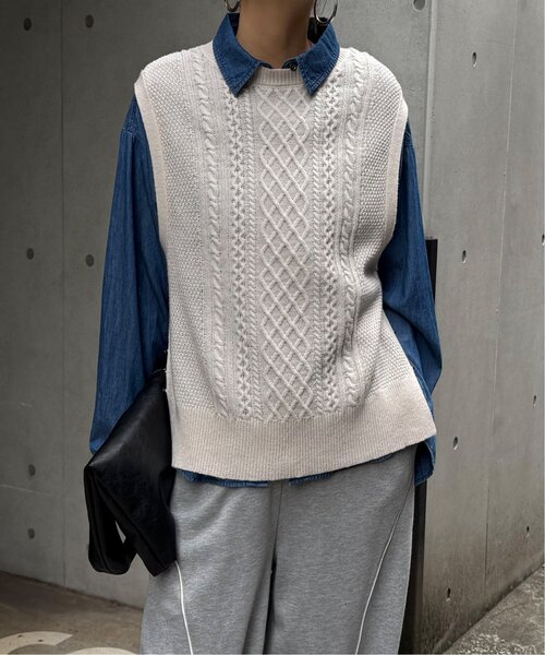 LBC(エルビーシー)の「ウール混ケーブル2WAYニットベスト(ベスト・レディース・ブラック/ベージュ/グレー/オフホワイト・M)」の2枚目の写真