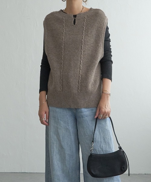 LBC(エルビーシー)の「ウール混ケーブル2WAYニットベスト(ベスト・レディース・ブラック/ベージュ/グレー/オフホワイト・M)」の6枚目の写真
