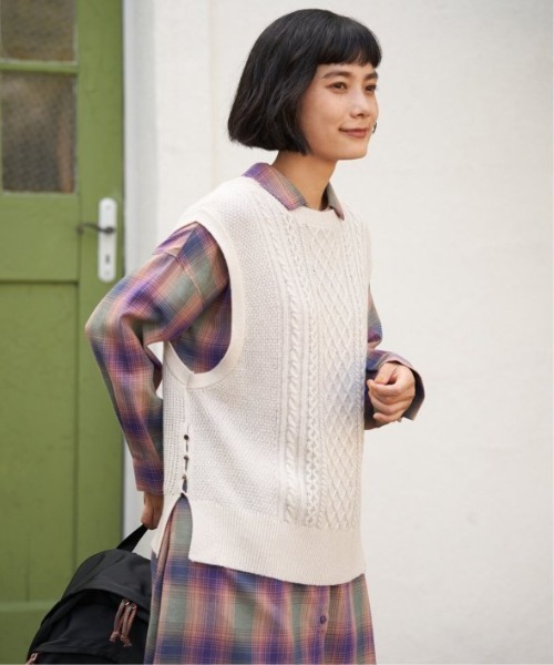 LBC(エルビーシー)の「ウール混ケーブル2WAYニットベスト(ベスト・レディース・ブラック/ベージュ/グレー/オフホワイト・M)」の5枚目の写真