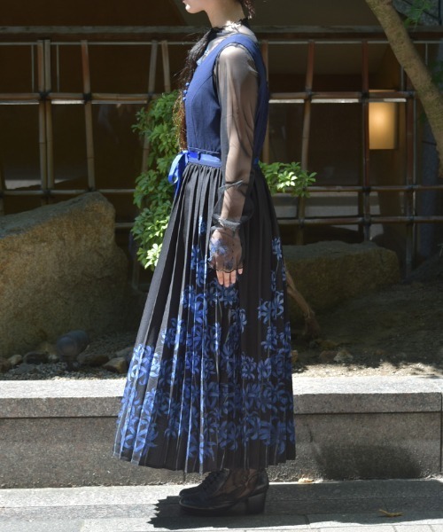 axes femme（アクシーズファム）の「彼岸花柄プリーツジャンスカ