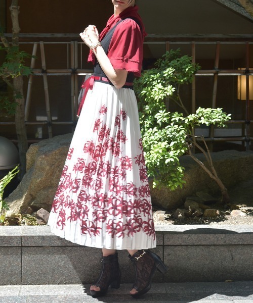 axes femme（アクシーズファム）の「彼岸花柄プリーツジャンスカ