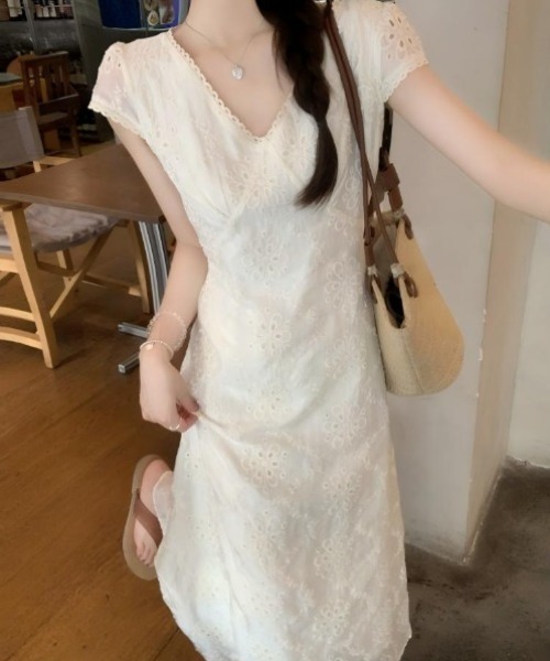 Aelina（エリナ）の「パンチングレースワンピース（ワンピース・レディース・ベージュ・F）」の2枚目の写真