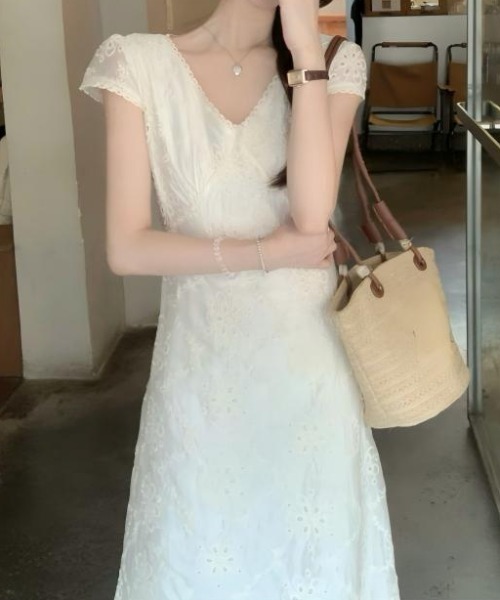 Aelina（エリナ）の「パンチングレースワンピース（ワンピース・レディース・ベージュ・F）」の5枚目の写真