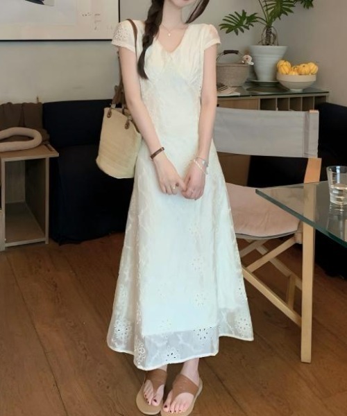 Aelina（エリナ）の「パンチングレースワンピース（ワンピース・レディース・ベージュ・F）」の6枚目の写真