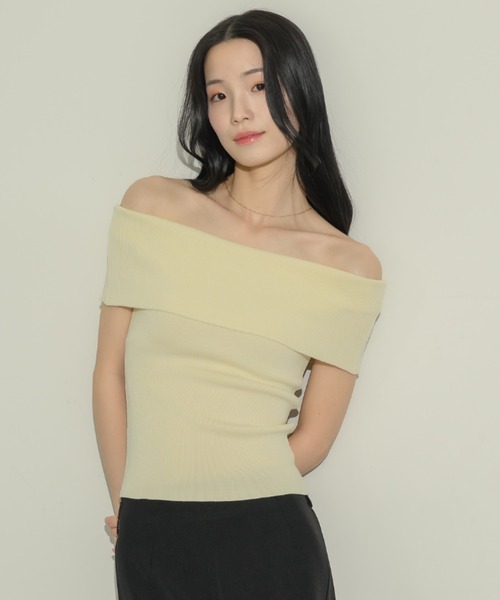 NEUNA(ヌナ)の「ハーフスリーブオフショルトップス(Tシャツ/カットソー・レディース・アイボリー/ブラック・FREE)」の1枚目の写真