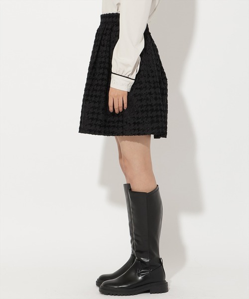 AND COUTURE（アンドクチュール）の「千鳥ジャガードミニスカート（スカート・レディース・ブラック/ネイビー・MEDIUM/SMALL）」の5枚目の写真