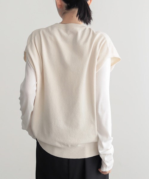 for/c(フォーシー)の「ベロア見えノースリーブニット【サスティナブル】(ベスト・レディース・ブラック/アイボリー/パープル・M/L)」の11枚目の写真