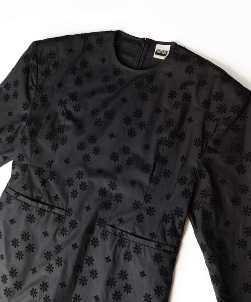 HOLIDAY(ホリデイ)の「LACE PADDED SHOULDER LONG DRESS レースパディッドショルダーロングドレス(ワンピース・レディース・ホワイト/ブラック・ONE SIZE)」の4枚目の写真