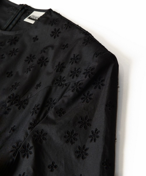HOLIDAY(ホリデイ)の「LACE PADDED SHOULDER LONG DRESS レースパディッドショルダーロングドレス(ワンピース・レディース・ホワイト/ブラック・ONE SIZE)」の5枚目の写真
