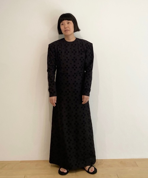 HOLIDAY(ホリデイ)の「LACE PADDED SHOULDER LONG DRESS レースパディッドショルダーロングドレス(ワンピース・レディース・ホワイト/ブラック・ONE SIZE)」の11枚目の写真