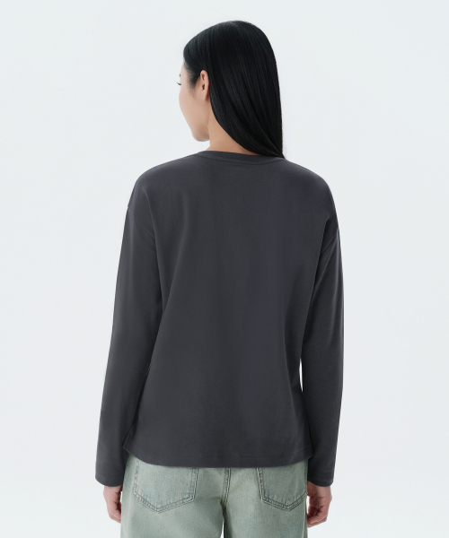 MUSINSA STANDARD WOMAN（ムシンサスタンダードウーマン）の「ウィメンズリラックスクルーネック長袖Tシャツ[ダークグレー]（Tシャツ/カットソー・レディース・その他・SMALL/LARGE/X-LARGE/X-SMALL/MEDIUM）」の3枚目の写真