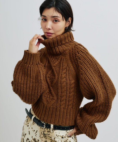 atmos pink(アトモスピンク)の「atmos pink Slit Cable Knit Tops / アトモス ピンク スリット ケーブル ニット トップス(ニット/セーター・レディース・オフホワイト/ブラウン/グリーン・FREE)」の2枚目の写真