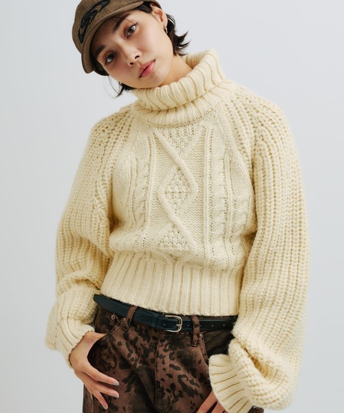 atmos pink(アトモスピンク)の「atmos pink Slit Cable Knit Tops / アトモス ピンク スリット ケーブル ニット トップス(ニット/セーター・レディース・オフホワイト/ブラウン/グリーン・FREE)」の1枚目の写真