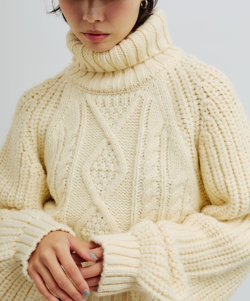 atmos pink(アトモスピンク)の「atmos pink Slit Cable Knit Tops / アトモス ピンク スリット ケーブル ニット トップス(ニット/セーター・レディース・オフホワイト/ブラウン/グリーン・FREE)」の4枚目の写真