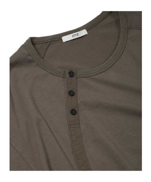 ETCE(イーティーシーイー)の「CURVED HENLEY NECK TEE (BROWN)(Tシャツ/カットソー・メンズ・その他・LARGE/X-LARGE/MEDIUM)」の4枚目の写真