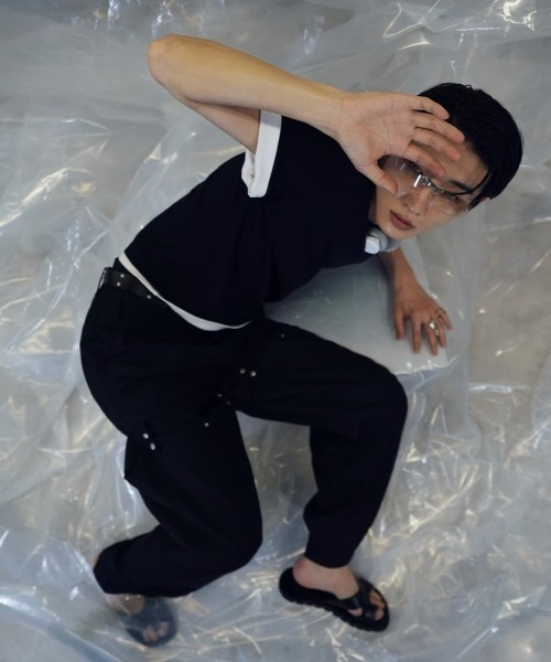 Chikashitsu +(チカシツプラス)の「【CS】FLOW FIT DRAPE SLACKS / 【シーエス】フローフィットドレープスラックス(スラックス・メンズ・ブラック/チャコール・01/02)」の4枚目の写真