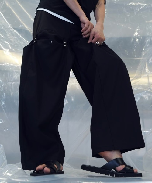 Chikashitsu +(チカシツプラス)の「【CS】FLOW FIT DRAPE SLACKS / 【シーエス】フローフィットドレープスラックス(スラックス・メンズ・ブラック/チャコール・01/02)」の5枚目の写真