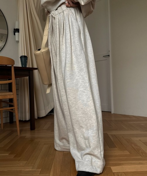 WILLFULLY(ウィルフリー)の「volume tuck drawstring hem sweat PT(スウェットパンツ・レディース・オートミール/グレー系その他/ベージュ系その他・FREE)」の3枚目の写真