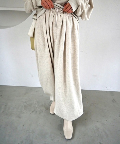 WILLFULLY(ウィルフリー)の「volume tuck drawstring hem sweat PT(スウェットパンツ・レディース・オートミール/グレー系その他/ベージュ系その他・FREE)」の9枚目の写真