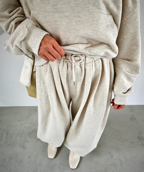 WILLFULLY(ウィルフリー)の「volume tuck drawstring hem sweat PT(スウェットパンツ・レディース・オートミール/グレー系その他/ベージュ系その他・FREE)」の8枚目の写真
