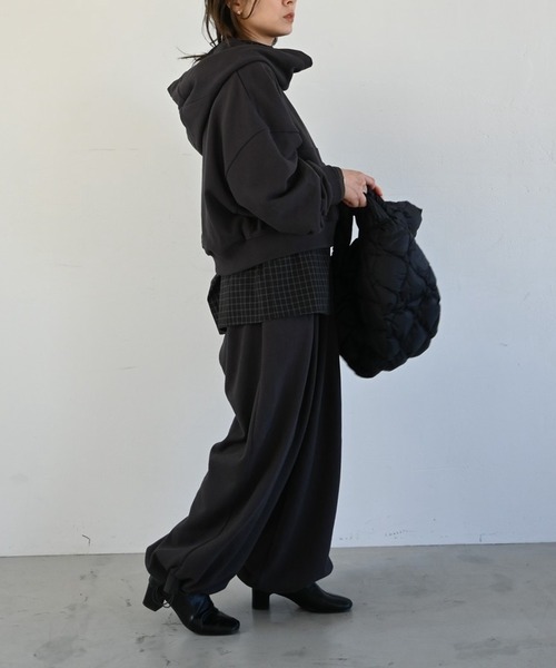 WILLFULLY(ウィルフリー)の「volume tuck drawstring hem sweat PT(スウェットパンツ・レディース・オートミール/グレー系その他/ベージュ系その他・FREE)」の4枚目の写真