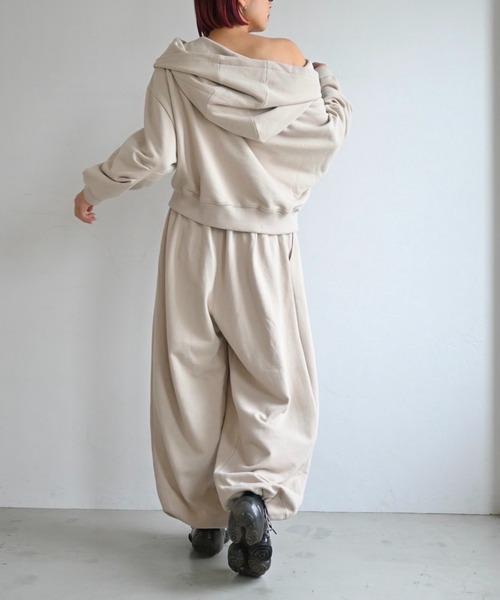 WILLFULLY(ウィルフリー)の「volume tuck drawstring hem sweat PT(スウェットパンツ・レディース・オートミール/グレー系その他/ベージュ系その他・FREE)」の15枚目の写真