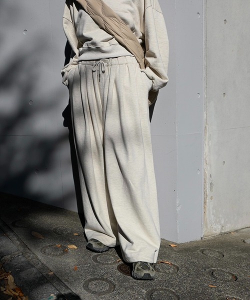 WILLFULLY(ウィルフリー)の「volume tuck drawstring hem sweat PT(スウェットパンツ・レディース・オートミール/グレー系その他/ベージュ系その他・FREE)」の12枚目の写真