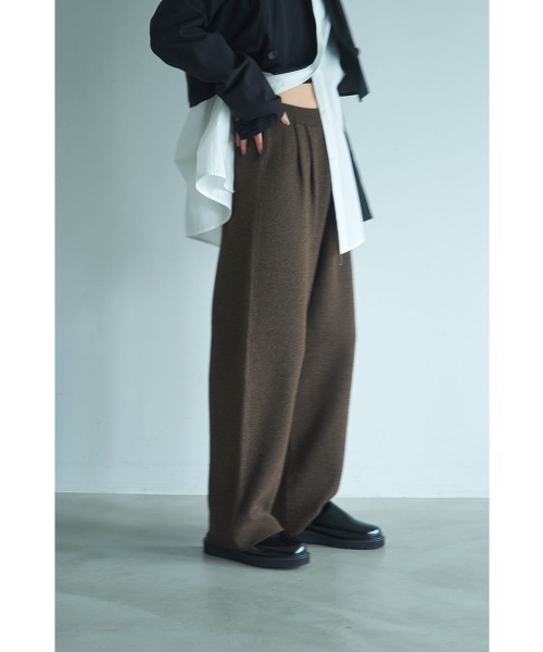 marjour(マージュール)の「RELAXED TAPERED KNIT PANTS(その他パンツ・レディース・ブラウン/ブラック・M)」の2枚目の写真