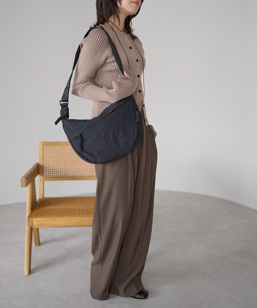 &MARKS（アンドマークス）の「N17【カラバリ豊富】ナイロンショルダーバッグ（ショルダーバッグ・レディース・ブラック/パープル/グレー/ネイビー/イエロー/レッド/ライトベージュ/ダークベージュ/グリーン/ブルー・FREE）」の16枚目の写真
